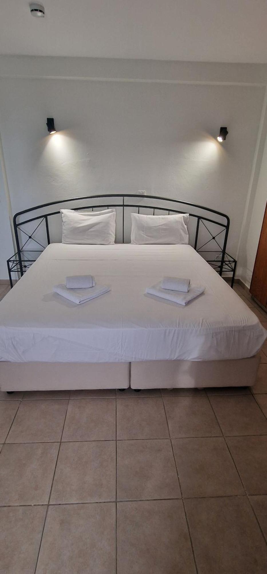 Y & P Latchi Hotel Habitación foto